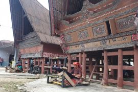 PT Inalum bina ratusan penenun ulos Desa Wisata Meat Toba Samosir