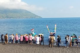 Pemkot Ternate  lakukan ritual "turun pasir" di objek wisata Sulamadaha