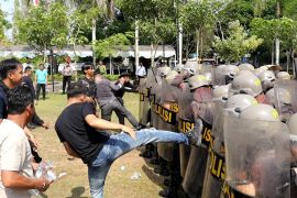 KPU Tabalong "diserbu" pengunjuk rasa