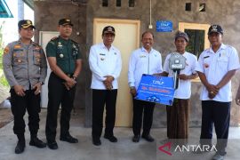 Bupati Buleleng berikan bantuan perbaikan rumah tidak layak huni