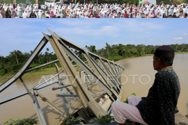 Jembatan rangka baja ambruk di Nagan Raya Page 1 Small