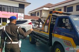 Kejari Bekasi sita bukti mobil pajero kasus suap pimpinan DPRD