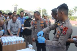Personel Polda Banten yang terlibat Operasi Mantap Brata dites urin