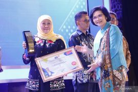 Gubernur Khofifah raih penghargaan Jatim Bangkit Awards 2023