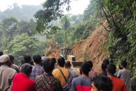 Tim gabungan terus bersihkan material di Jalur longsor Talamau (Video)