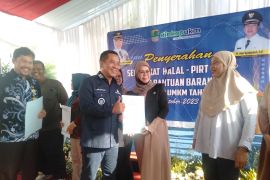 Pemkab Karawang serahkan sertifikasi halal dan PIRT ke ratusan UMKM