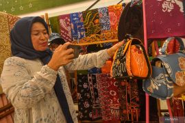 Pemkab Mukomuko gandeng pakar batik Pekalongan untuk latihan membatik