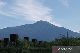 Gunung Slamet kembali terbangun dari "tidur" panjangnya hari ini