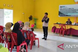 PT Timah Tbk Serahkan Puluhan Paket Makanan Tambahan ke Masyarakat Desa Gemuruh