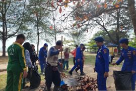 Polisi Bangka Tengah sapu bersih sampah jaga ekosistem pantai