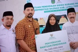 Wabup Lutim serahkan bantuan pendidikan siswa tak mampu