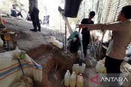 Polisi razia lokasi pembuatan minuman beralkohol di Bone Bolango