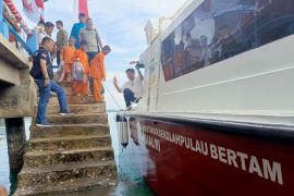 Minister Rismaharini gives boats for school transport in Riau Islands