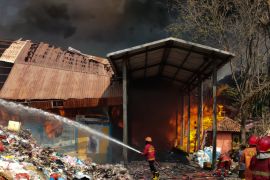 Dua jembatan timbang bongkar muat di TPA Rawakucing ikut terbakar