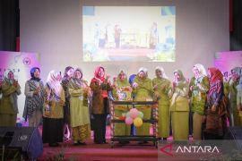 Dirut Semen Padang: istri karyawan agar mantapkan fungsi limpapeh