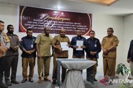 Pemkab Tambraw serahkan dana hibah pilkada Rp42 miliar pada KPU