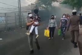 Warga dievakuasi terdampak asap pekat kebakaran TPA Rawakucing