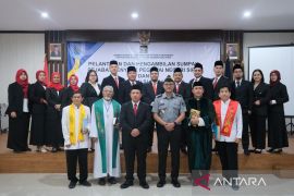 Kakanwil Kemenkumham Babel ambil sumpah 13 notaris