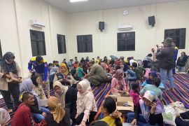 113 orang dievakuasi dampak asap pekat kebakaran TPA Rawakucing