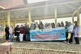 Warga Murung Sari dan Puskesmas Sungai Karias senam bersama