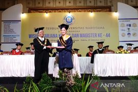 Novia Elizabeth Simon raih "Best Enterpreneurial Bachelor" di Narotama