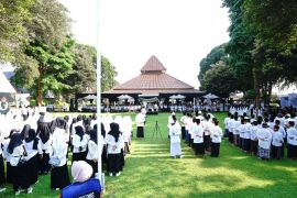 Bupati Ipuk ajak santri berjihad melawan perundungan