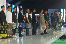 Santri lestarikan  busana sarungan