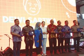 Plt Bupati Langkat terima "Dewi Sartika Award"