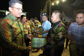 Unila terbaik ketiga kategori stan instansi vertikal, perbankan, dan PT pada PRL 2023