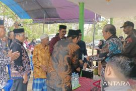 Baznas Sidrap menyerahkan bantuan bedah rumah kepada warga miskin