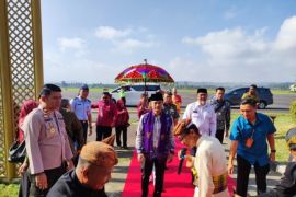 Wakil Menteri Kesehatan RI disambut adat Mopotilolo di Gorontalo