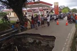Jembatan lintas provinsi di Simeulue ambruk