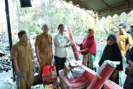 Delapan bangunan terbakar di Pasar Senin, Pj Bupati HSU Serahkan Bantuan