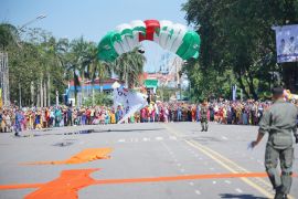 Terjun payung - Dentuman meriam meriahkan hari jadi Kota Pontianak