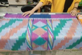 Kain batik corak insang laris terjual menjelang HUT ke-252 Kota Pontianak
