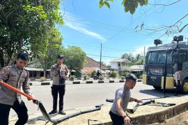 Polisi Bangka Barat salurkan bantuan air bersih ke warga Dayabaru