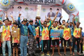 Wabup dan Danlanal berikan Rp20 juta untuk Bidas Ketapang
