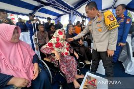 Kapolda Kalsel bagikan 15 kursi roda bagi warga pesisir di Pulau Alalak