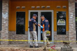 Olah TKP kasus pembunuhan ibu dan anak di Subang