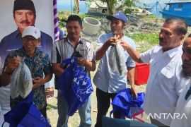 Upaya tekan stunting, KKP bagi 1.000 paket ikan segar di Malteng