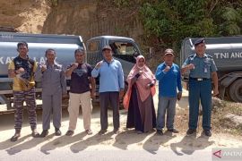 Lanal Kendari mendistribusikan air bersih 20 ribu liter di Abeli