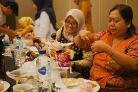 Dispar Mataram melatih buat suvenir etnik dari limbah batok kelapa