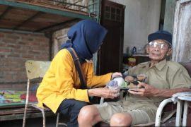 Pemerintah Kota Madiun salurkan bantuan makanan bagi 158 warga lansia