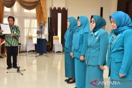 Deputi BKKBN mengukuhkan Bapak Asuh dan Bunda Peduli Tengkes Gorontalo