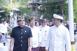 Pemkab Badung serahkan bantuan dana hibah, BKK dan aset untuk Denpasar