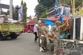 Satpol PP Bukittinggi tertibkan atribut kampanye politik pelanggar Perda