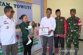 DP2KB Lutim bersama Baznas salurkan bantuan untuk anak stunting