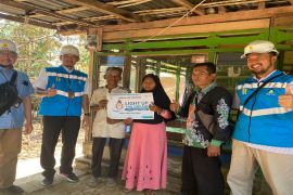 PLN UP3 Situbondo pasang sambungan  listrik gratis bagi warga miskin