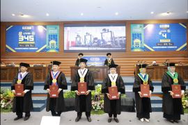 Unair kukuhkan enam guru besar tingkatkan kualitas pendidikan