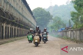 Komunitas motor tua jelajahi jalur kereta api Ombilin Heritage